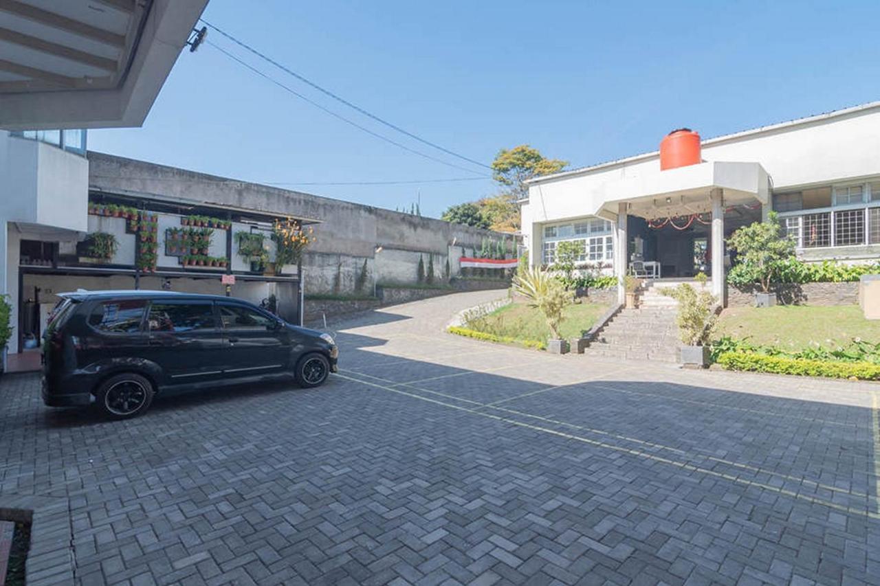 ホテル Reddoorz At Jalan Raya Lembang Padasul エクステリア 写真