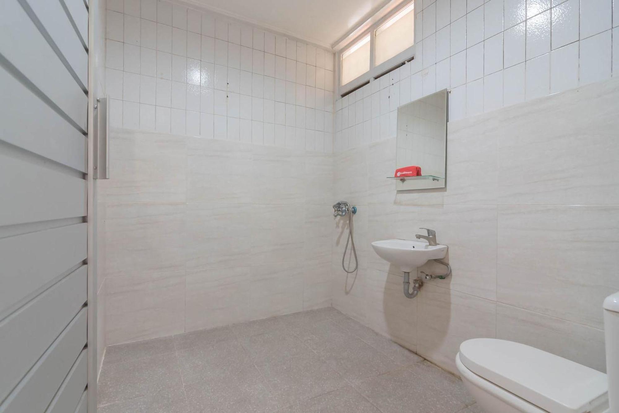 ホテル Reddoorz At Jalan Raya Lembang Padasul 部屋 写真