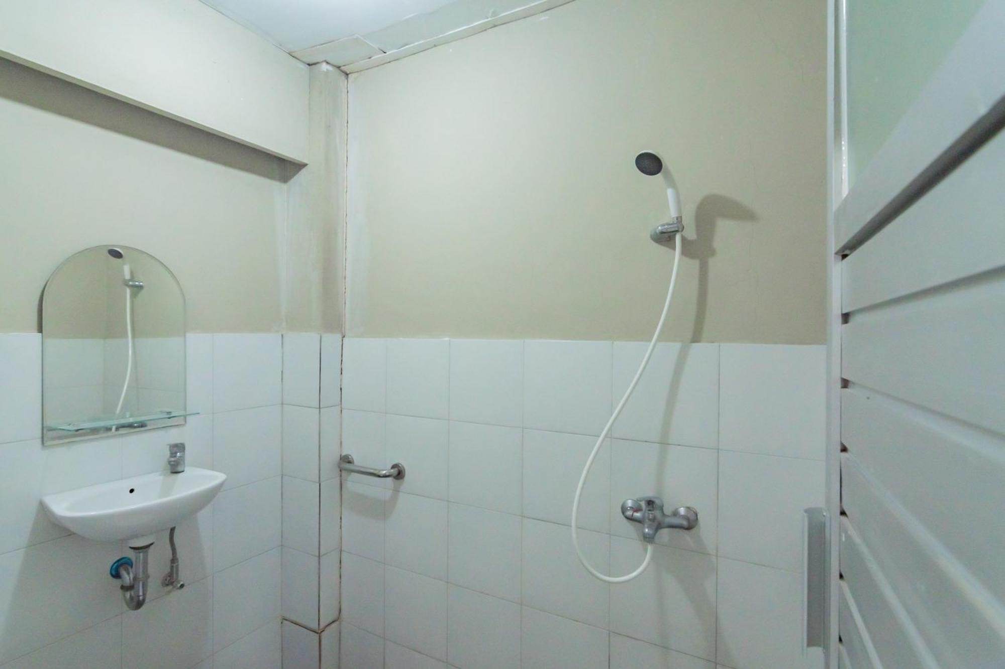 ホテル Reddoorz At Jalan Raya Lembang Padasul 部屋 写真